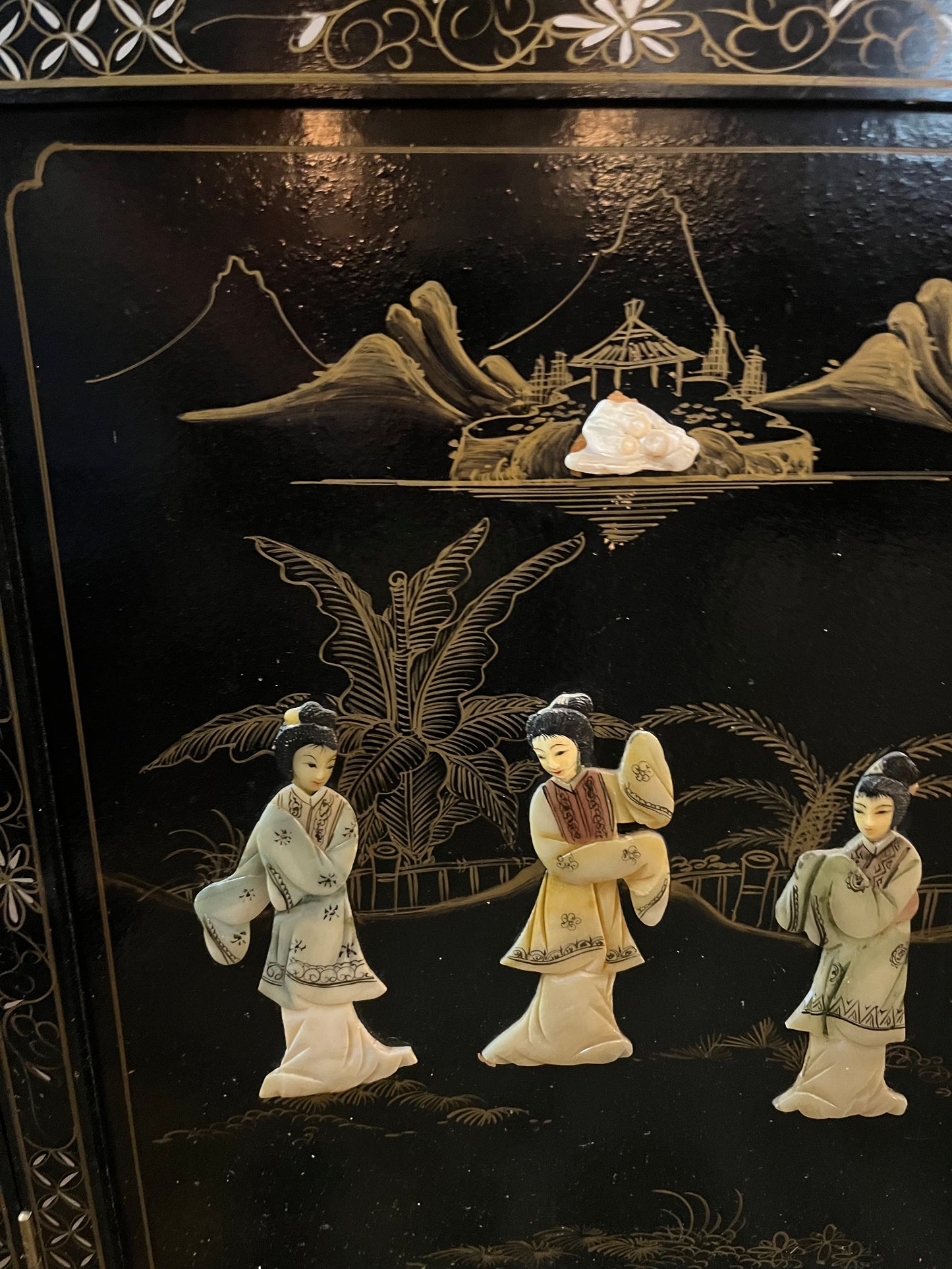 Chinoiserie Style Display Cabinet With A Mirror