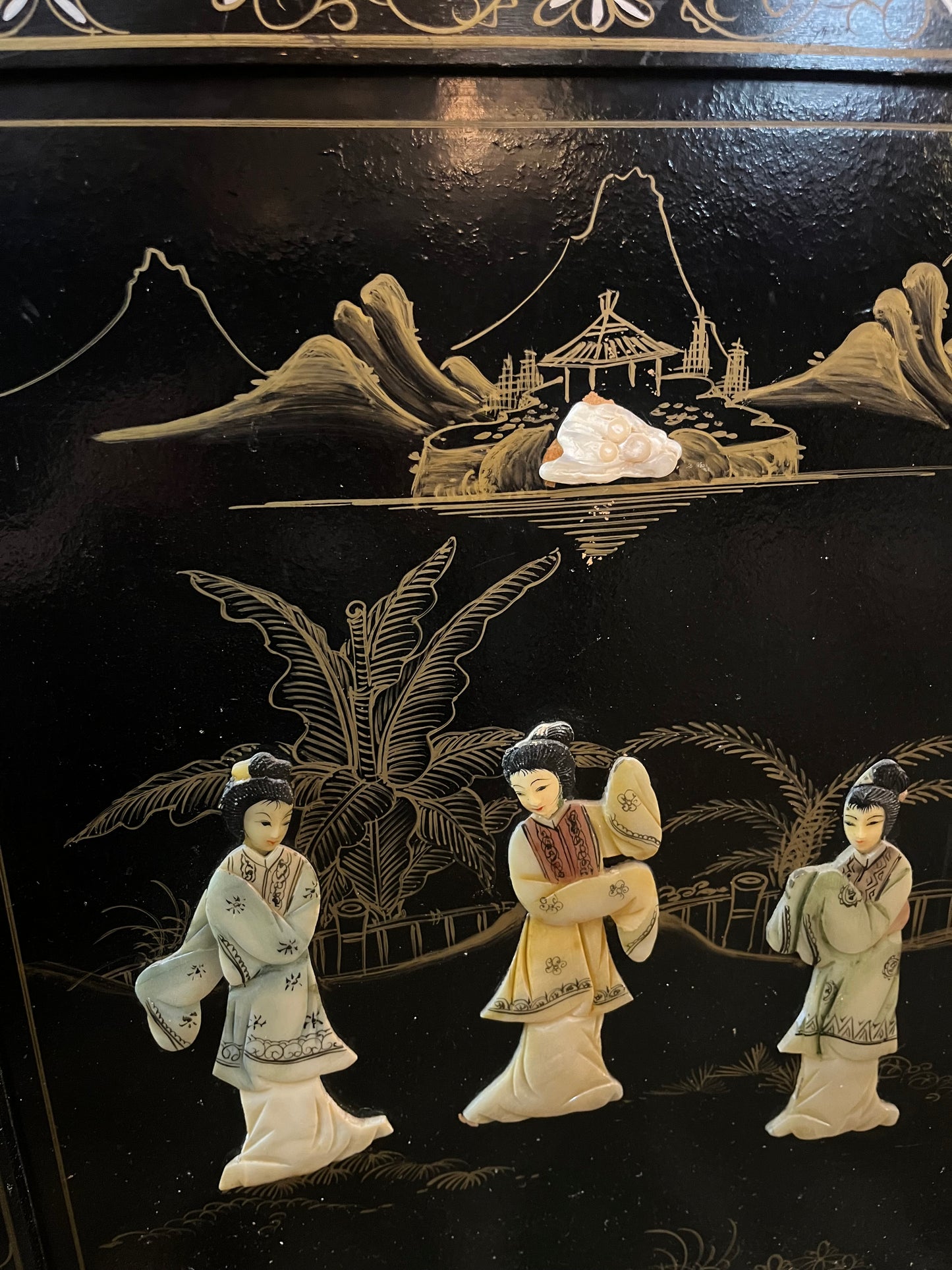 Chinoiserie Style Display Cabinet With A Mirror