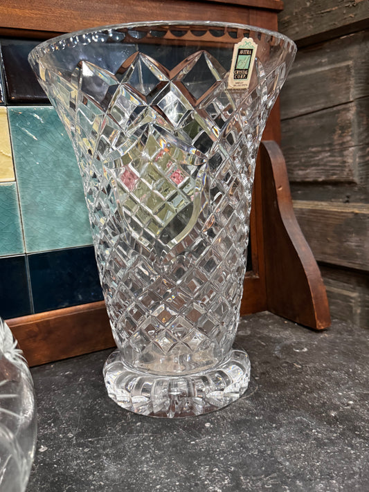 12” Crystal Avitra Vase w/engraveable shield