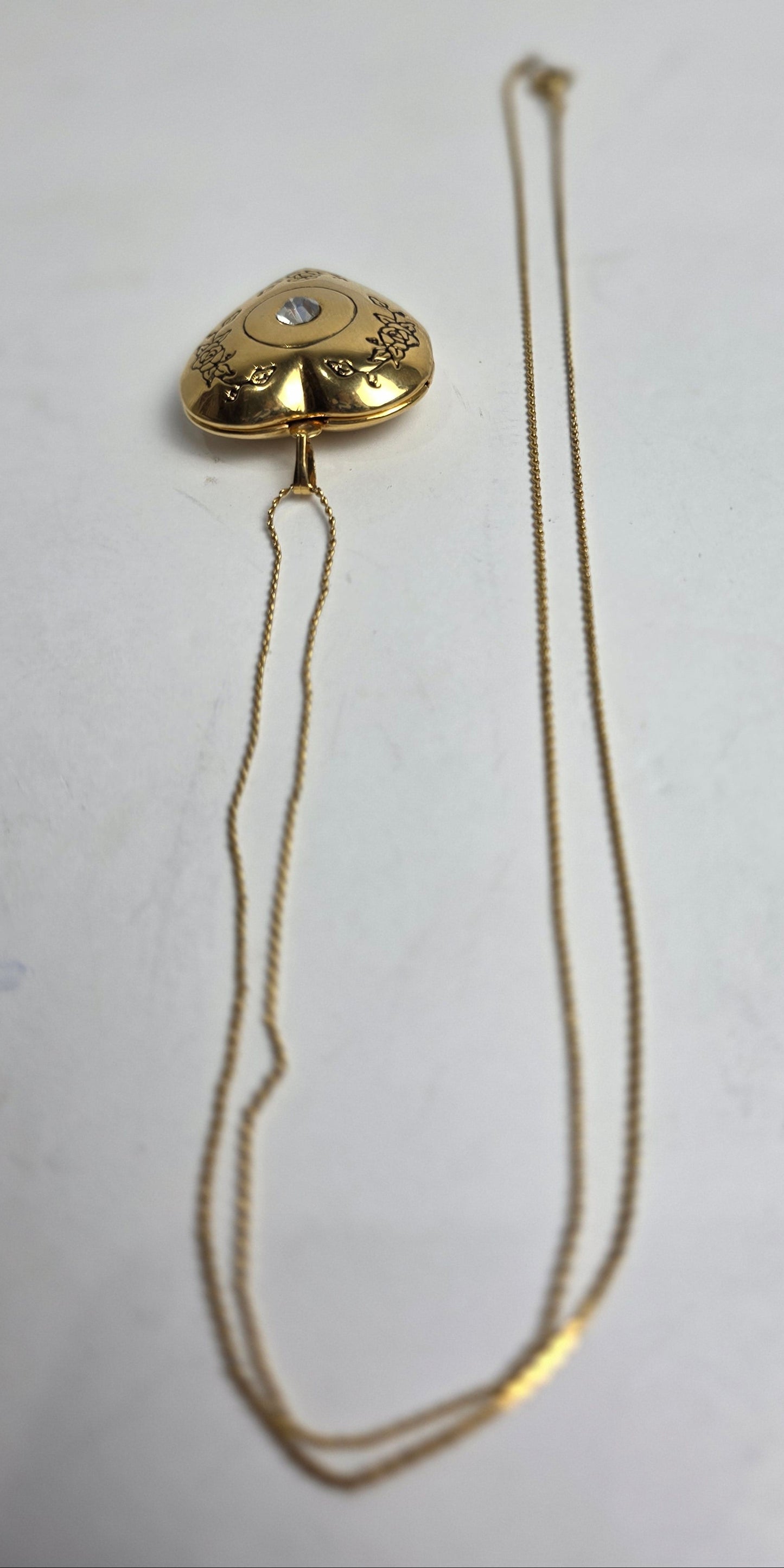 Vtg. 1970s Gold Heart Locket (CSHW)