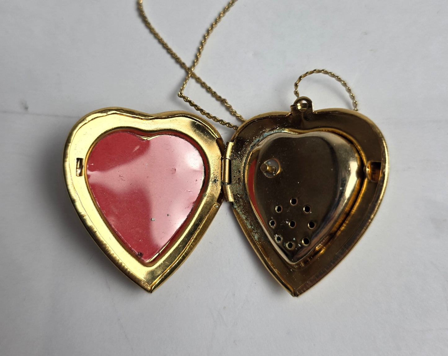 Vtg. 1970s Gold Heart Locket (CSHW)