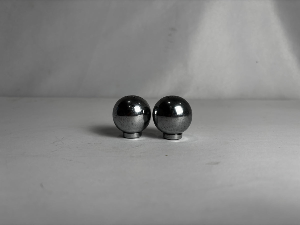 Modern Spherical Chrome Metal Salt and Pepper Shakers Set – Polished Orb Design Tableware Pair CSHW