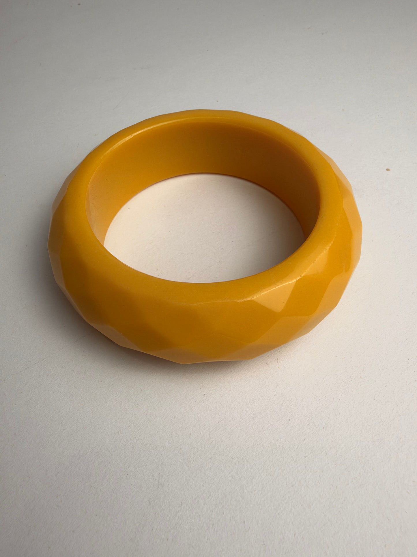 Vintage Faceted Yellow Bakelite Style Chunky Lucite Bangle Bracelet CSHW