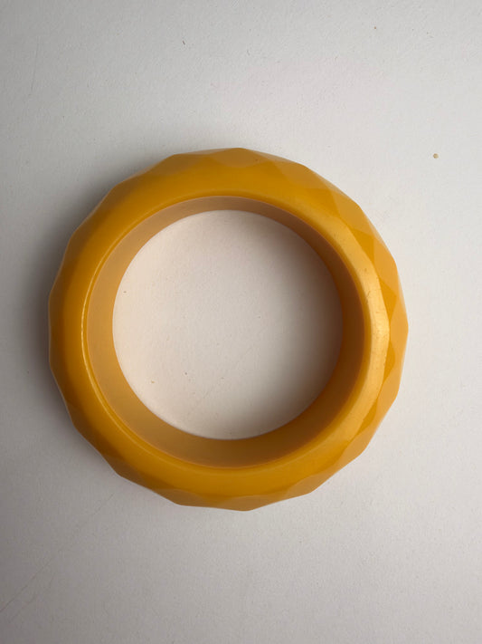 Vintage Faceted Yellow Bakelite Style Chunky Lucite Bangle Bracelet CSHW