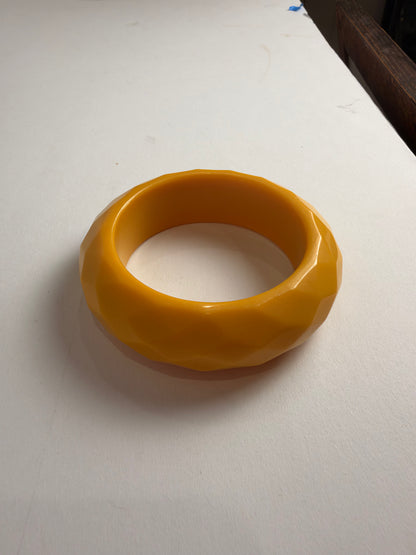 Vintage Faceted Yellow Bakelite Style Chunky Lucite Bangle Bracelet CSHW