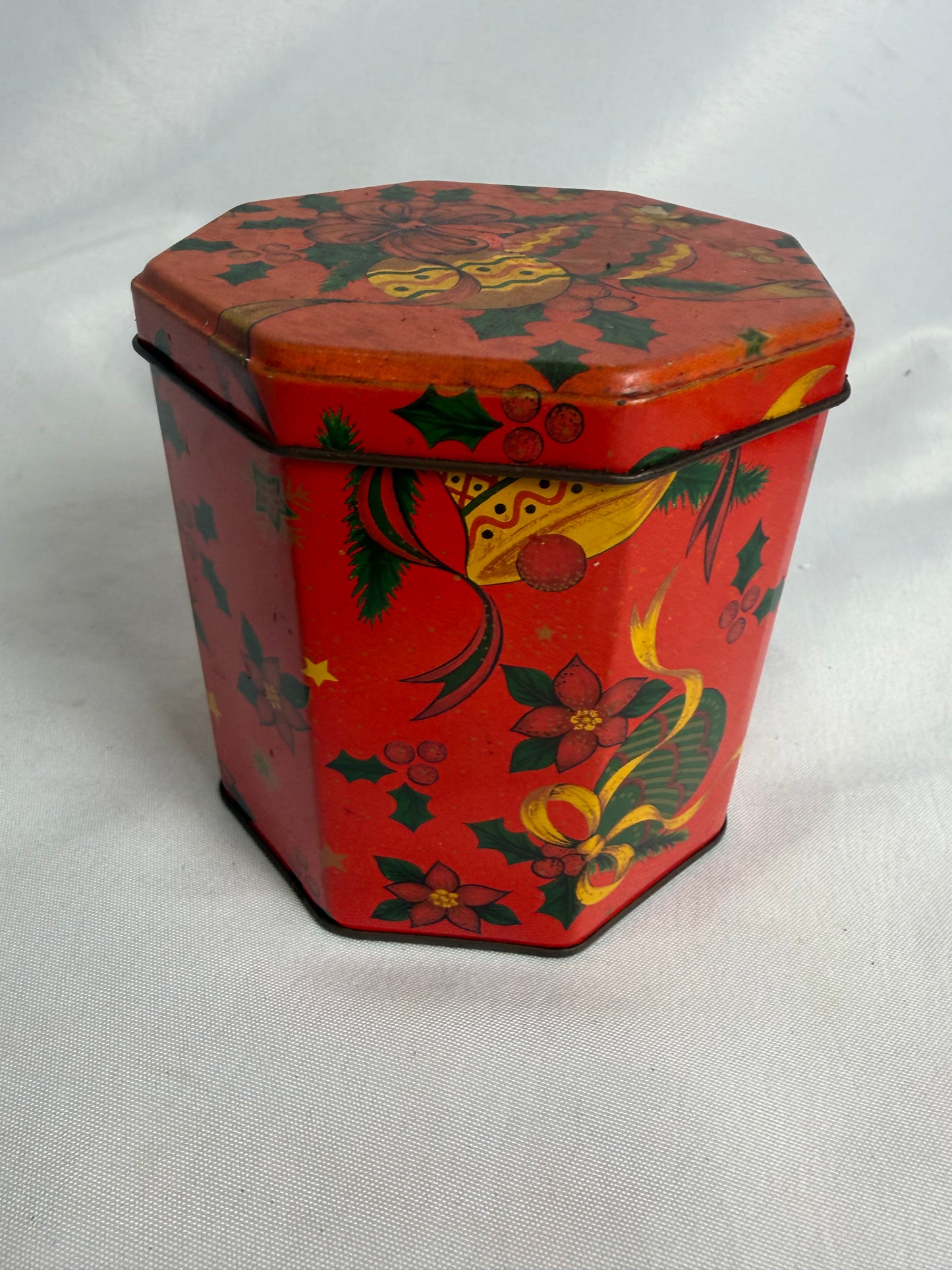 Vintage Octagonal tin Holiday Christmas box CSHW