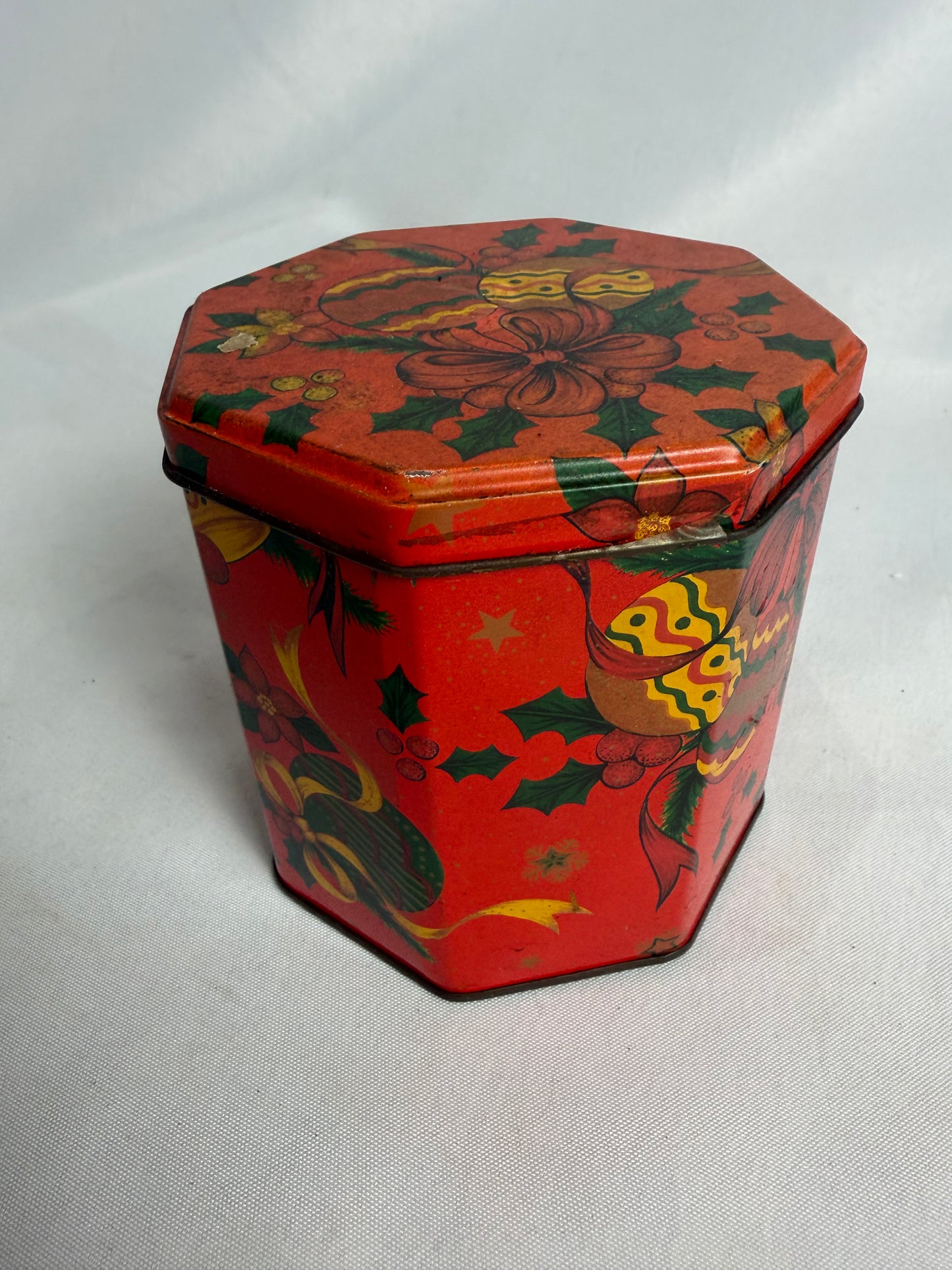 Vintage Octagonal tin Holiday Christmas box CSHW